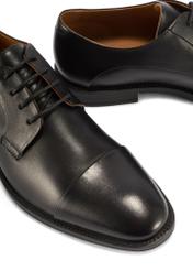 Skórzane czarne półbuty męskie BUTYM-0483-99(W26), zbliżenie na detal produktu na białym tle.