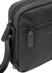 Czarna saszetka męska na ramię TORMN-0391-99(W26) - zbliżenie na detal,na białym tle. 