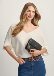 Mała skórzana torebka damska TORES-1278-9I(W26), widok produktu od przodu na modelce, widoczna połowa sylwetki.