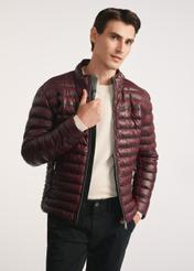 Bordová pánska kožená bunda so zateplením KURMS-0379-3359(Z25), produkt widoczny od przodu na modelu, widoczne pół sylwetki.-02