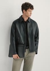 Czarna teczka męska na laptopa TORMS-0286R-9I(W26), widok produktu od przodu na modelu, widoczna połowa sylwetki.