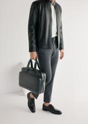 Czarne skórzane półbuty męskie BUTYM-0500-99(W25), widok produktu z boku na stopach modela.