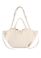 Biała torebka damska na ramię TOREC-1231-0B(W26) - widok produktu z przodu, na białym tle. 