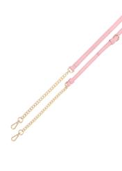 Różowa torebka w kształcie serca TOREC-1154-5B(W26), widok na odpinany paske produktu, widok na białym tle.