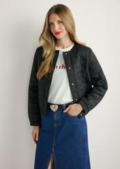 Czarna pikowana kurtka damska KURDT-0630-99(W26), widok produktu od przodu na modelce, widoczna połowa sylwetki.