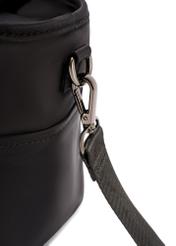 Czarna torebka typu lunchbox TOREN-0346-99(W26) - zbliżenie na detal, na białym tle.  