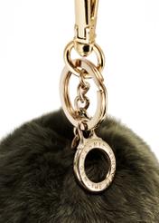 Brelok pompon w kolorze khaki BRELOK-117A-55(Z25), zbliżenie na detal produktu na białym tle.