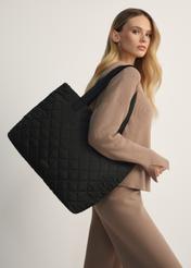 Czarna torba nylonowa damska TOREN-0224A-99(Z25), widok produktu od przodu na modelce, widoczna cała sylwetka.