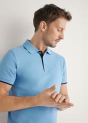 Niebieska koszulka polo z bawełny POLMT-0045B-7B(W26), zbliżenie na produkt na sylwetce modela.