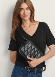 Czarna torebka damska z przeszyciami TOREC-1151-99(W26), widok produktu od przodu na modelce, widoczna połowa sylwetki.