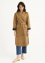 Miodowy płaszcz damski z paskiem KURDT-0357-81(W22)