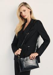 Czarna torebka damska croco TORES-1159E-99(Z25) - widok produktu z przodu na modelce na białym tle. Widoczna połowa sylwetki. 