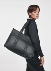 Czarna duża torebka shopper TOREC-0977A-99(Z25) - widok produktu z przodu na modelce na białym tle. 