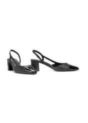 Skórzane czarne czółenka z odkrytą piętą BUTYD-1173-99(W26), widok produktu skosem na białym tle.