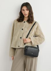 Mała czarna skórzana torebka damska TORES-1023A-99(W26), widok produktu z przodu na ramieniu modelki. Widoczna połowa sylwetki.