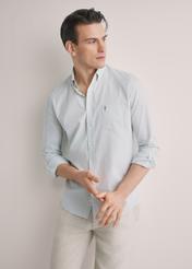 Bawełniana koszula męska w szałwiową kratkę KOSMT-0277-8F(W26), widok produktu z przodu na modelu. Widoczna połowa sylwetki.