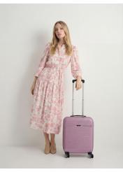 Walizka mała na kółkach WALAB-0040-5B-19(W26), widok produktu od przodu przy modelce, widoczna cała sylwetka.