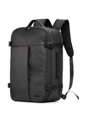 Czarny duży plecak podróżny TORMN-0409-99(W26) - widok produktu po skosie, na białym tle. 