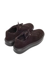 Zamszowe buty damskie w kolorze ciemnobrązowym BUTYD-1284-1I(Z26), widok produktu z tyłu na jasnym tle.