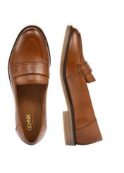 Skórzane mokasyny damskie w kolorze koniaku BUTYD-1067-1F(W26), widok produktu z góry na białym tle.