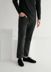 Czarne skórzane buty męskie BUTYM-0529-99(W26), widok produktu od boku na modelu, widoczna połowa sylwetki.