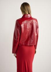 Czerwona krótka kurtka damska KURDS-0612-4B(W26), widok produktu od tyłu na modelce, widoczna połowa sylwetki.