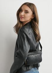 Czarna nerka damska z przeszyciami TOREC-1192-99(W26) - widok produktu z przodu na modelce, na jasnym tle. Widoczna sylwetka do połowy. 