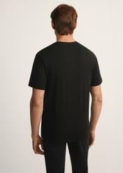 Czarny T-shirt męski z nadrukiem TSHMT-0132-99(Z25), widok produktu od tyłu na modelu, widoczna połowa sylwetki.