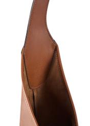 Duża torebka damska w kolorze koniaku TOREC-1199-1F(W26), zbliżenie na detal na białym tle.