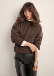 Wełniany brązowy sweter damski SWEDT-0265-1I(Z26), widok produktu od przodu na modelce. Widoczna połowa sylwetki.