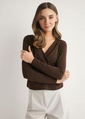 Ciemnobrązowa bluzka damska BLUDT-0203-1I(W26) - widok produktu z przodu, na modelce, na jasnym tle. Widoczna połowa sylwetki. 