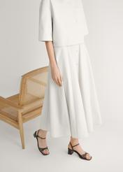 Ciemnobrązowe skórzane sandały na słupku BUTYD-1234-1IW26), widok produktu z boku na stopach modelki.