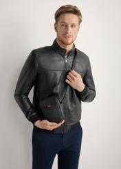 Mała czarna listonoszka męska TORMN-0399-9J(W26), widok produktu na sylwetce modela, na jasnym tle.