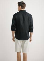 Czarna lniana koszula męska KOSMT-0321A-99(W26) - widok produktu z tyłu, na modelu, na jasnym tle. Widoczna połowa sylwetki. 