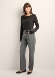 Czarny sweter damski z kaszmirem SWEDT-0260-99(Z26), widok produktu od przodu na modelce, widoczna cała sylwetka.
