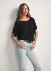 Czarna bluzka ze ściągaczem damska BLUDT-0170-99(W25), widok produktu z przodu na modelce. Widoczna połowa sylwetki.