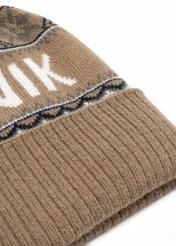 Beżowa czapka męska z pomponem CZAMT-0083-81(Z25) - zbliżenie na produkt na białym tle. 