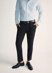 Czarne skórzane półbuty męskie BUTYM-0512-99(Z25), widok produktu z przodu na stopach modelu na jasnym tle.