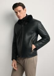 Kożuch męski KOZMS-0001-1161(Z25), widok produktu z przodu na modelu. Widoczna połowa sylwetki.