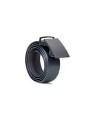 Skórzany granatowy pasek męski PASMS-0269-7E(W26), widok produktu skosem na białym tle.