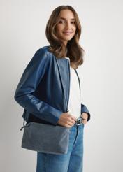 Granatowa zamszowa torebka damska TORES-1249-7C(W26), widok produktu na ramieniu modelki. Widoczna połowa sylwetki.