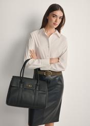 Czarna duża torebka damska TOREC-1139-9I(W26), widok produktu od przodu na modelce, widoczna połowa sylwetki.