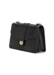 Czarna torebka listonoszka damska TOREC-1137-99(W26), widok produktu skosem na białym tle.