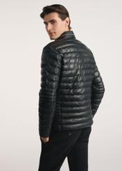 Czarna skórzana kurtka męska ocieplana KURMS-0379-3358(Z25), produkt widoczny od tyłu na modelu, widoczne pół sylwetki.