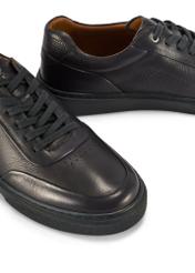 Skórzane sneakersy męskie w kolorze granatowym BUTYM-0484-7E(W26) - zbliżenie na detal, na białym tle. 