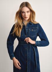 Jeansowa sukienka w stylu szmizjerki SUKDT-0240-68(Z25), produktu widoczny od przodu na modelce, widoczne pół sylwetki.-02