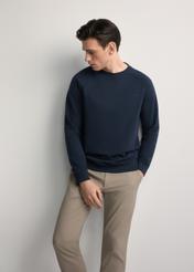 Granatowa bluza męska z bawełny BLZMT-0076-68(Z25), widok produktu z przodu na modelu. Widoczna połowa sylwetki.
