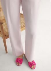 Zamszowe klapki damskie w kolorze fuksji BUTYD-1237-5E(W26), widok produktu z przodu na stopach modelki.