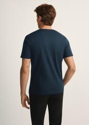 Granatowy bawełniany t-shirt męski TSHMT-0108-68(Z25), widok produktu od tyłu na modelu, widoczna połowa sylwetki.