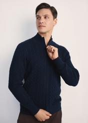 Granatowy sweter męski na suwak SWEMT-0169-68(Z25), produkt widoczny skosem na modelu, widoczne pół sylwetki.